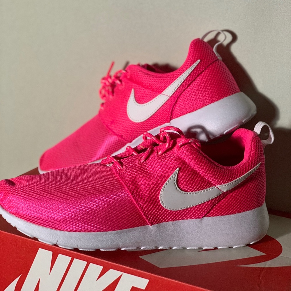 New pink girls Nike Roeshe one sneaker